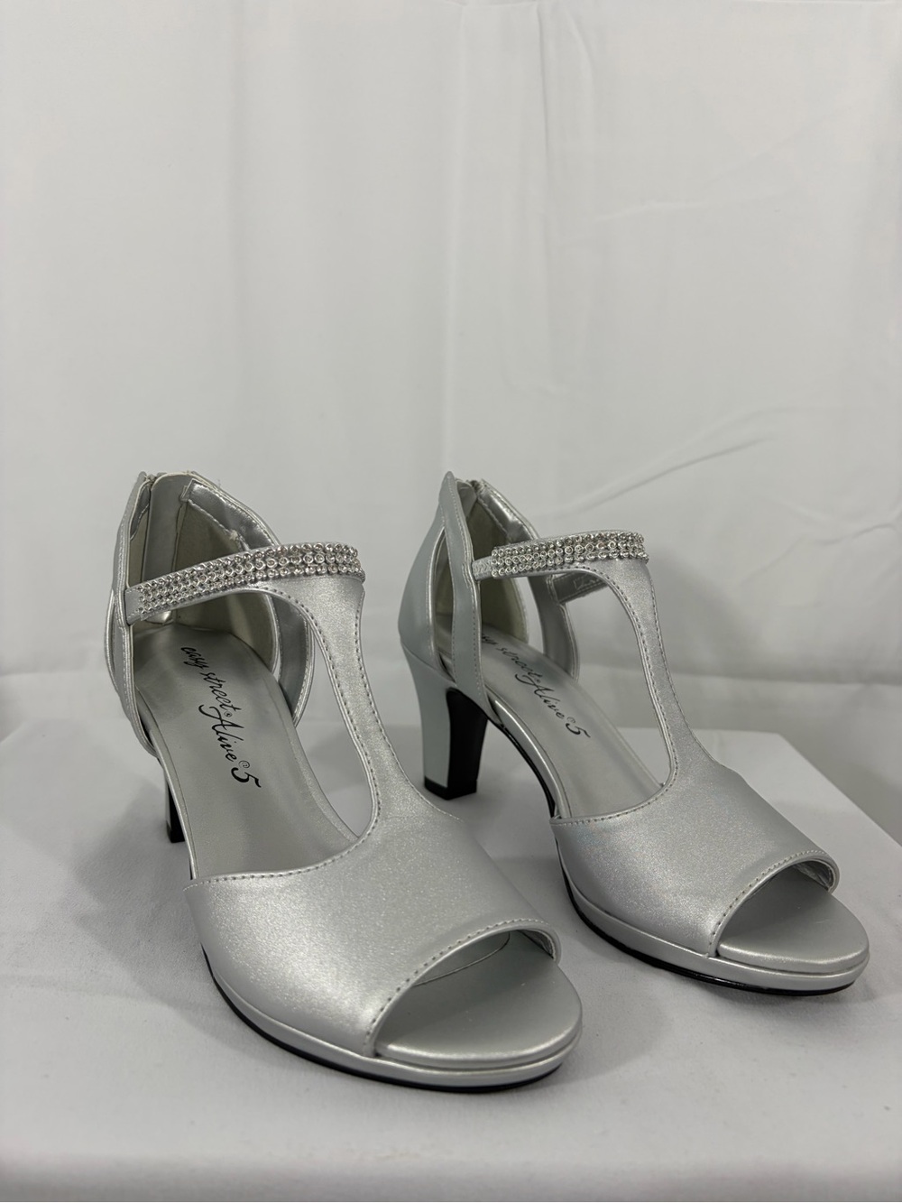 NWT Easy Street Women’s Size 5.5 Silver T-Strap Evening Heels with Rhinestone